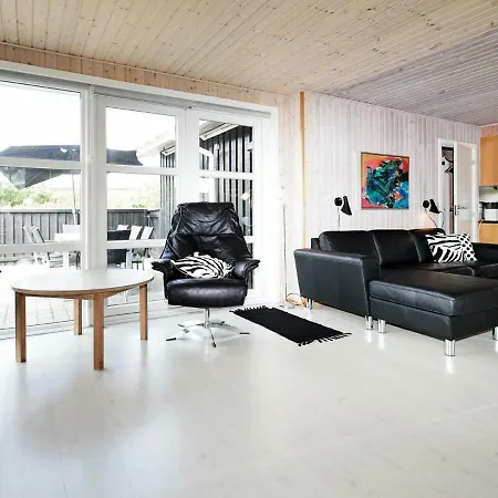 Feriehus Four-bedroom Holiday In Henne 2